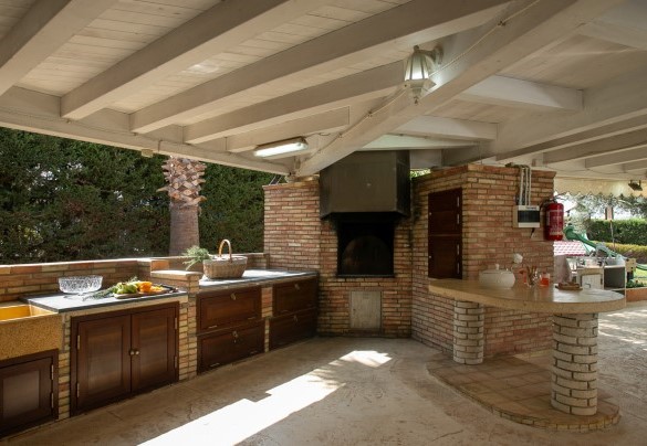 The outdoor kitchen includes a barbecue and wood oven - Villa Alessia