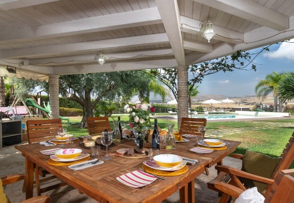 Al fresco dining area under the pergola - Villa Alessia
