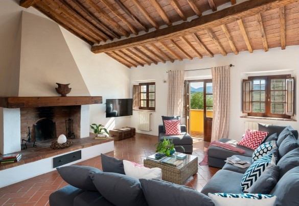 The living room with TV and fireplace (ornamental), also accessible via an external staircase, on the first floor – Villa Allodola