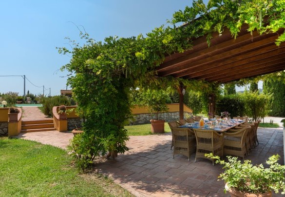 The outdoor dining area is located under a tiled portico – Villa Allodola