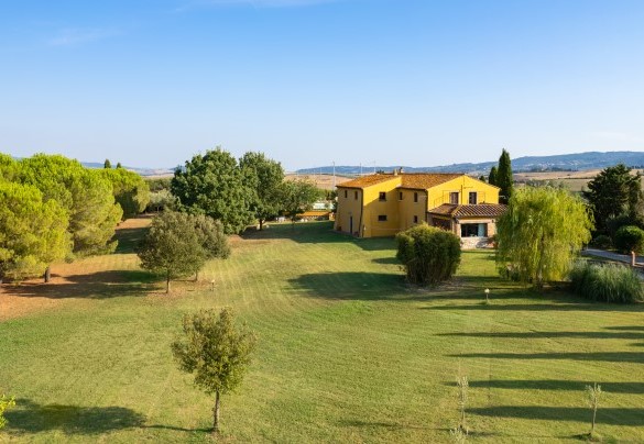 The villa is immersed in a vast garden of about 10,000 sqm, completely enclosed with fencing and high hedges that guarantee absolute privacy for guests – Villa Allodola