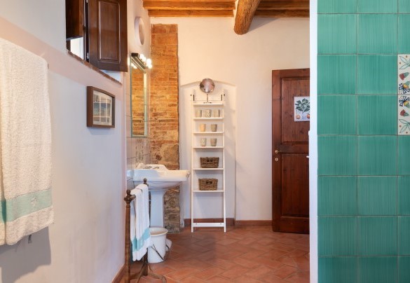 The bathroom with shower no.1 on the ground floor – Villa Allodola