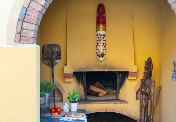 In front of the main entrance is a wood-burning oven – Villa Allodola