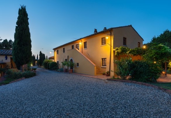 The property presents itself as a typical Tuscan farmhouse, emblematic of the rural charm of this region – Villa Allodola