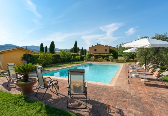 The pool is rectangular and measures 12.5 x 6 m with a varying depth of 1.20 to 1.50 m – Villa Allodola