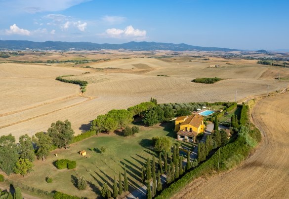 The villa is located in an area that offers a landscape of rolling hills and rich woodland vegetation, a short distance from the sea – Villa Allodola