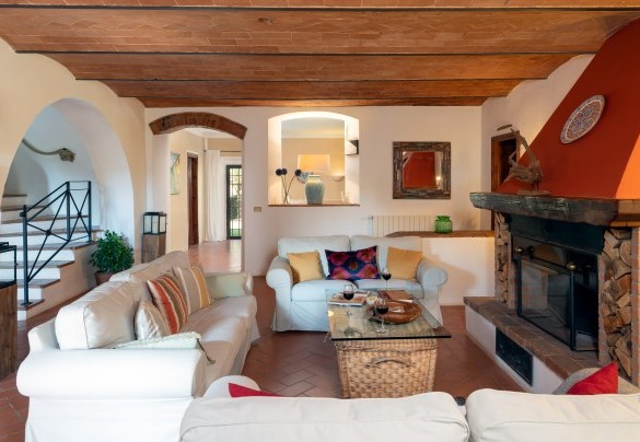 The living room with fireplace (ornamental) on the ground floor – Villa Allodola