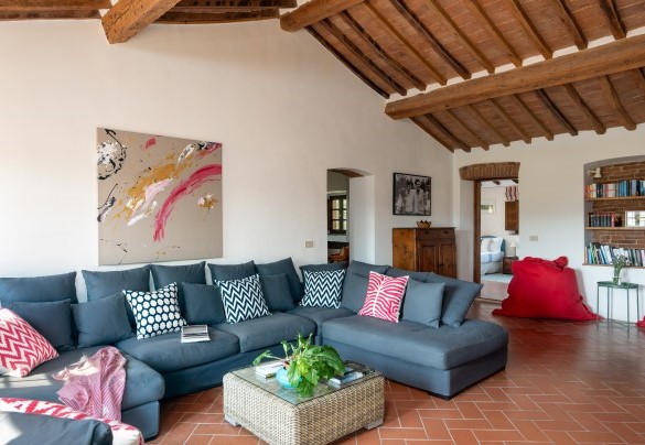The living room with TV and fireplace (ornamental), also accessible via an external staircase, on the first floor – Villa Allodola