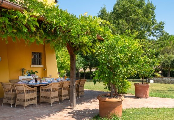 The outdoor dining area is located under a tiled portico – Villa Allodola