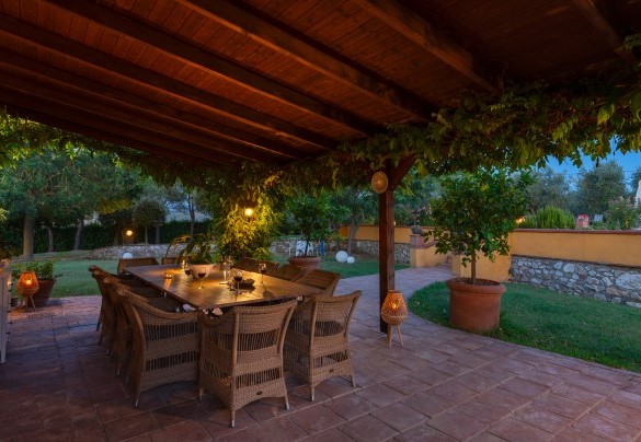 The outdoor dining area is located under a tiled portico – Villa Allodola