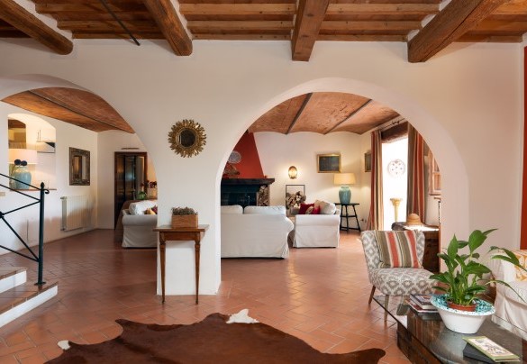 The living room with fireplace (ornamental) on the ground floor – Villa Allodola