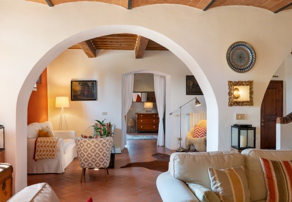 The living room with fireplace (ornamental) on the ground floor – Villa Allodola