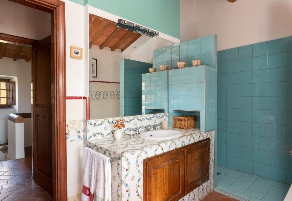 The bathroom with shower and tub no. 3 on the first floor – Villa Allodola