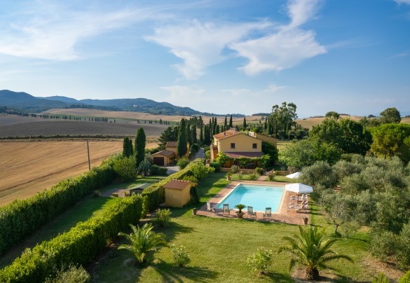 The carefully-tended garden features a natural lawn and lush vegetation, in which tall trees alternate with shrubs and flowering plants – Villa Allodola
