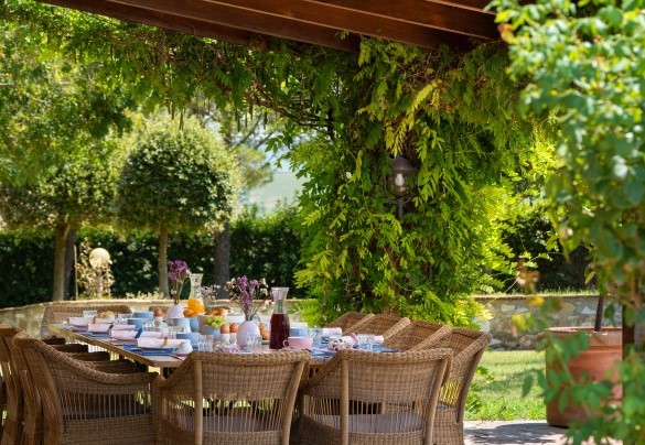 The outdoor dining area is located under a tiled portico – Villa Allodola