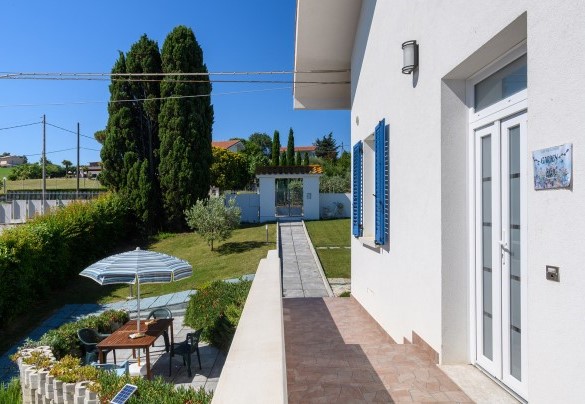 Balcony overlooking the entrance driveway and pedestrian gate – Villa Alma