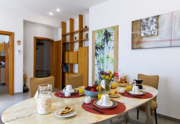 Marble breakfast table – Villa Alma