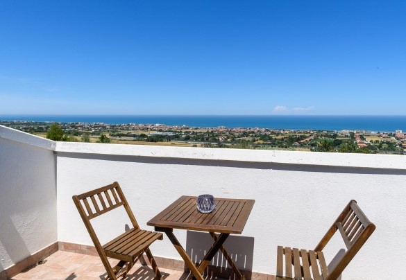 Terrace with coffee table and panoramic sea views – Villa Alma