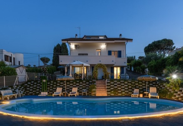 Villa and swimming pool at night – Villa Alma