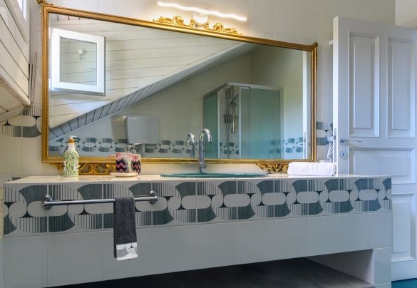 Attic bathroom no. 4 with shower – Villa Alma