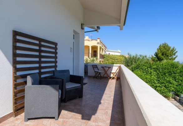 Balcony with armchairs and coffee table – Villa Alma