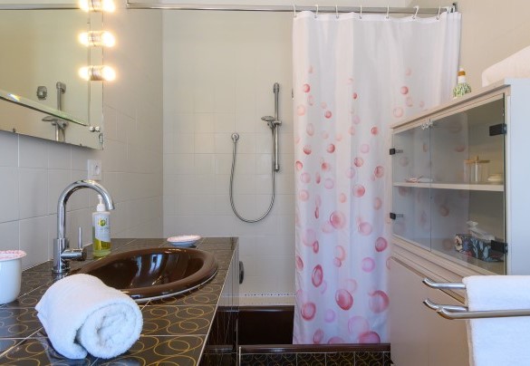 Bathroom with tub no. 3  – Villa Alma