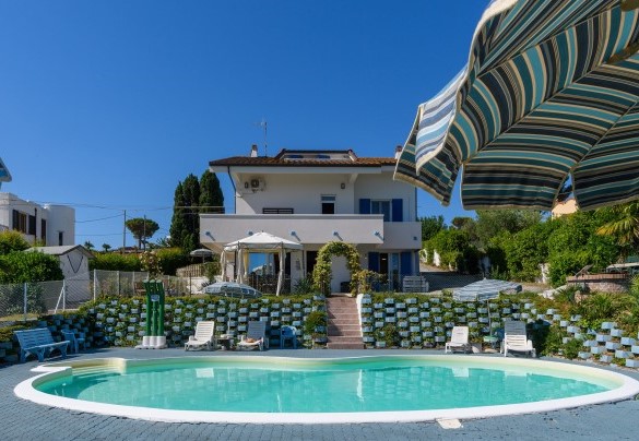 Swimming pool and view of the villa from the garden – Villa Alma
