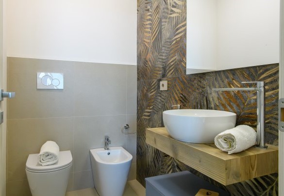 Bathroom no. 2 with countertop washbasin, WC and bidet – Villa Alma