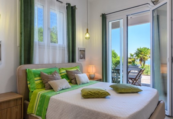 Ground-floor double bedroom no. 2 with patio access – Villa Alma