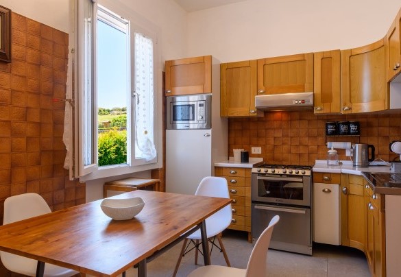 Rustic-style kitchen with countryside views on the first floor – Villa Alma