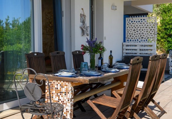 Set dining table in the patio – Villa Alma