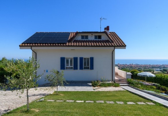 View of the villa entrance with garden and sea – Villa Alma