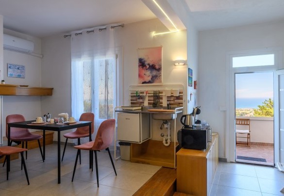 Kitchenette and breakfast area in bedroom no. 3 – Villa Alma