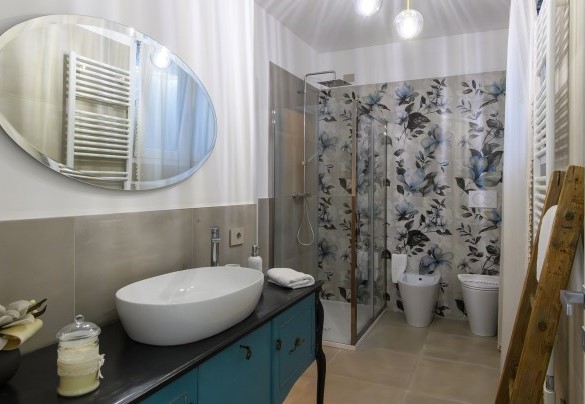 Bathroom no. 1 with shower – Villa Alma