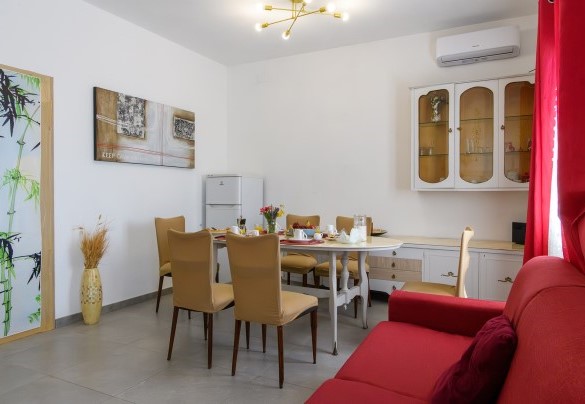 Living area with breakfast table on the first floor – Villa Alma