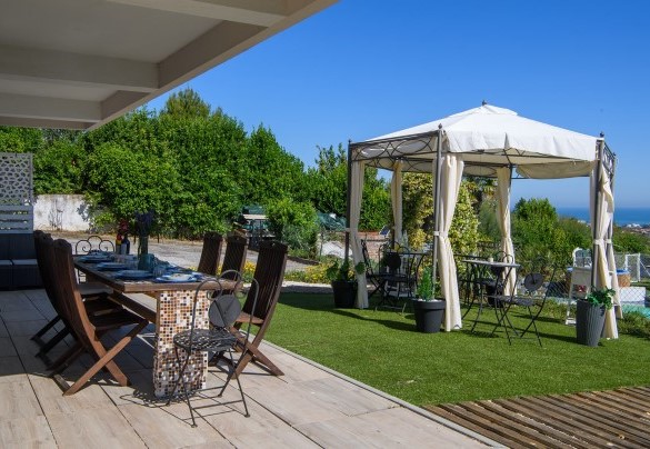 Patio with table for outdoor dining – Villa Alma