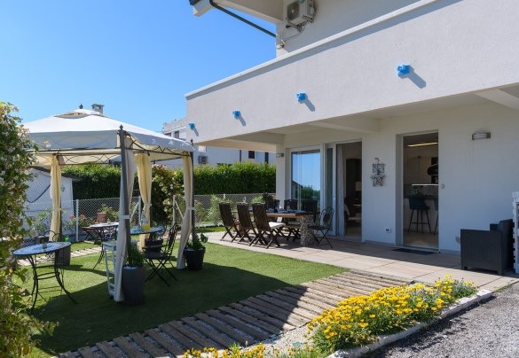 Gazebo and relaxation area – Villa Alma