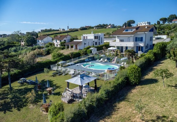 Garden with gazebo and countryside views – Villa Alma
