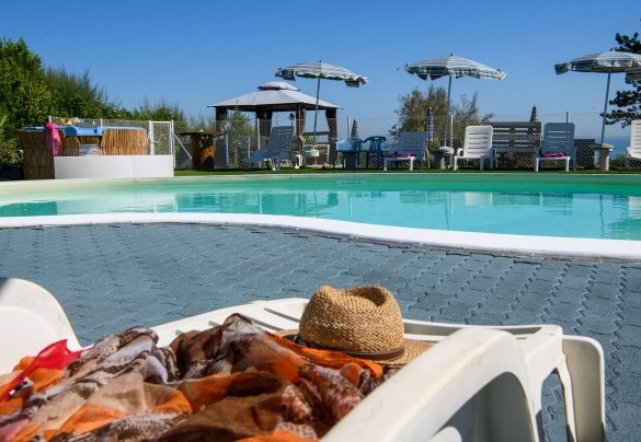 Relaxing by the pool – Villa Alma
