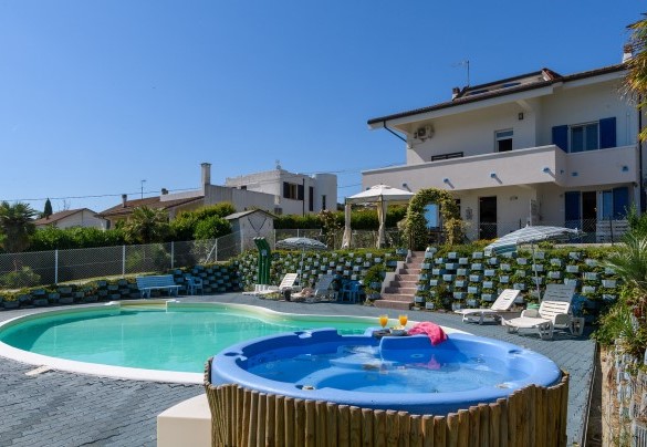 Hot tub in the pool area – Villa Alma