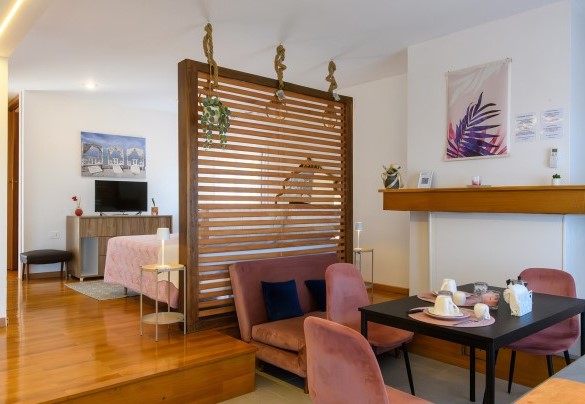 Double bedroom no. 3 with sitting area and breakfast corner – Villa Alma
