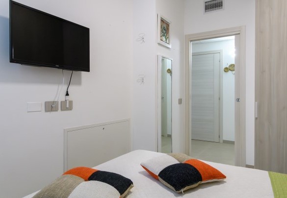 Bedroom no. 1 with TV and hallway access – Villa Alma