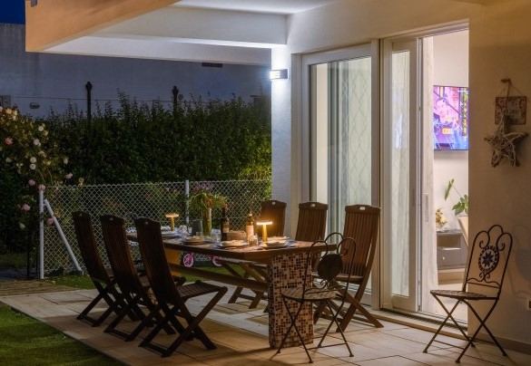 Dinner in the patio with soft lighting – Villa Alma
