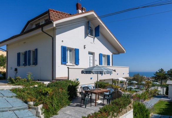 The villa with balcony and sea-view table – Villa Alma