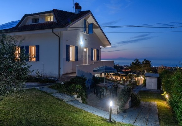 Villa and garden at dusk – Villa Alma