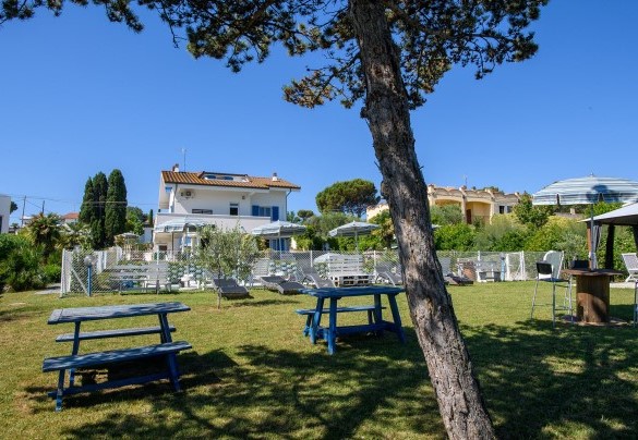 Shaded picnic area in the garden – Villa Alma