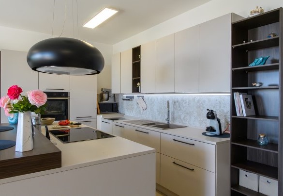 Close-up of the kitchen island and hob – Villa Alma