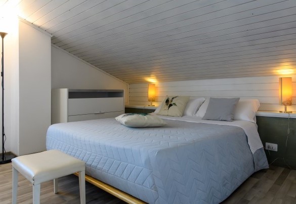 Attic double bedroom no. 4 – Villa Alma