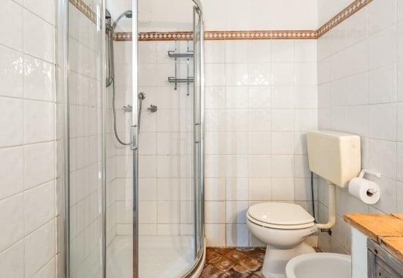 En suite bathroom with shower no. 2 - Villa Althaea