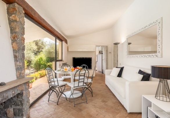 The living room with smart TV and dining table - Villa Althaea